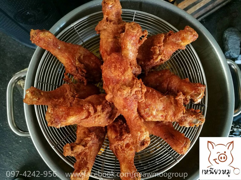 ไก่ทอด..ปรุงเครื่อง หมักด้วยเครื่องเทศหลากชนิด หมักทิ้งไว้นานจนเข้าเนื้อ นำมาทอด