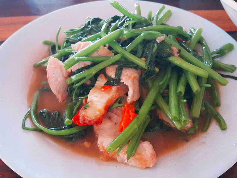 ไม่เลว. จานใหญ่