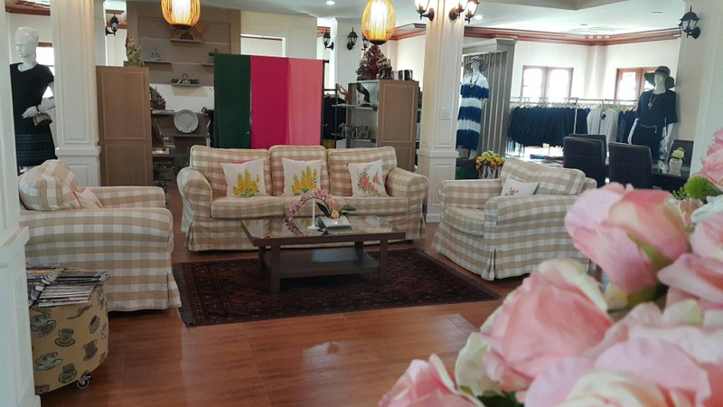 ที่นี่ของฝากที่ระลึกมีให้เลือกเยอะครับ