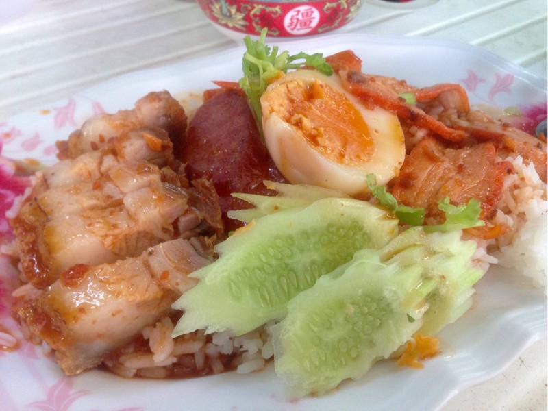 ข้าวหมูแดงหมูกรอบไข่. (40 บาท)