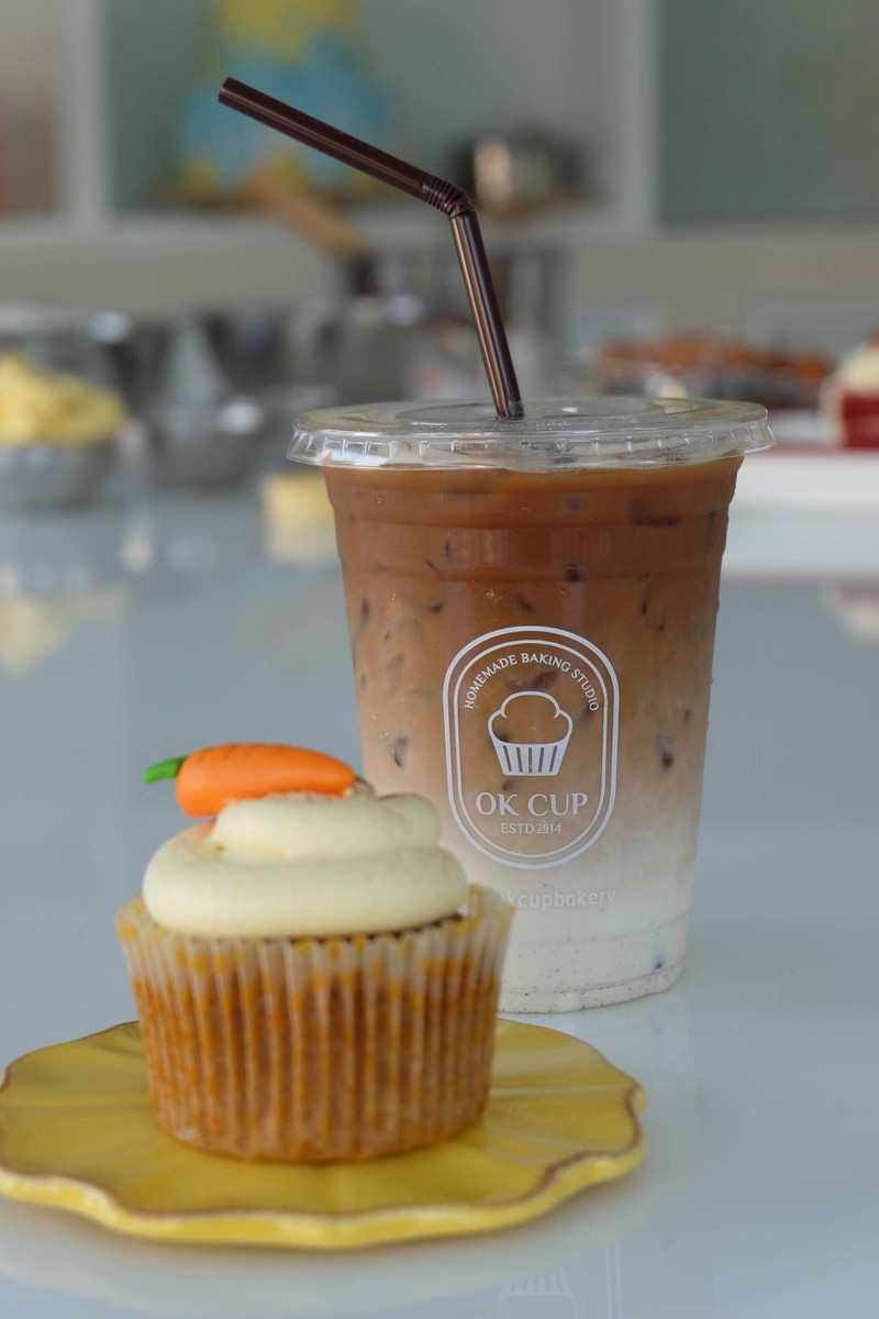 คัพเค้กแครอทและกาแฟเย็น
