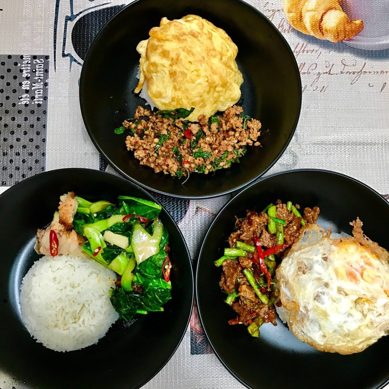 กะเพราหมูสับ คะน้าหมูกรอบ ผัดพริกแกงเนื้อ