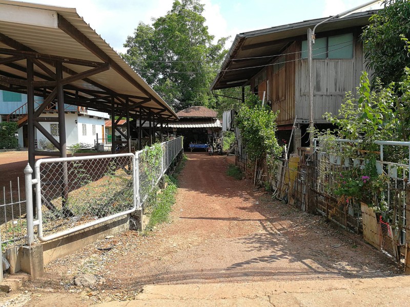 ทางเข้าร้านแคบๆ