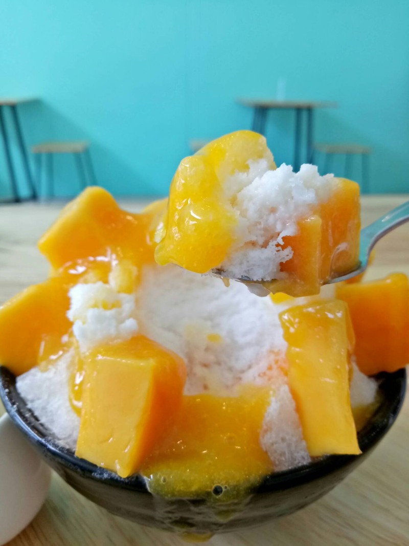 บิงซูหน้ามะม่วง เนื้อแน่น หั่นเป็นชิ้นพอดีคำ หอมหวานอร่อย