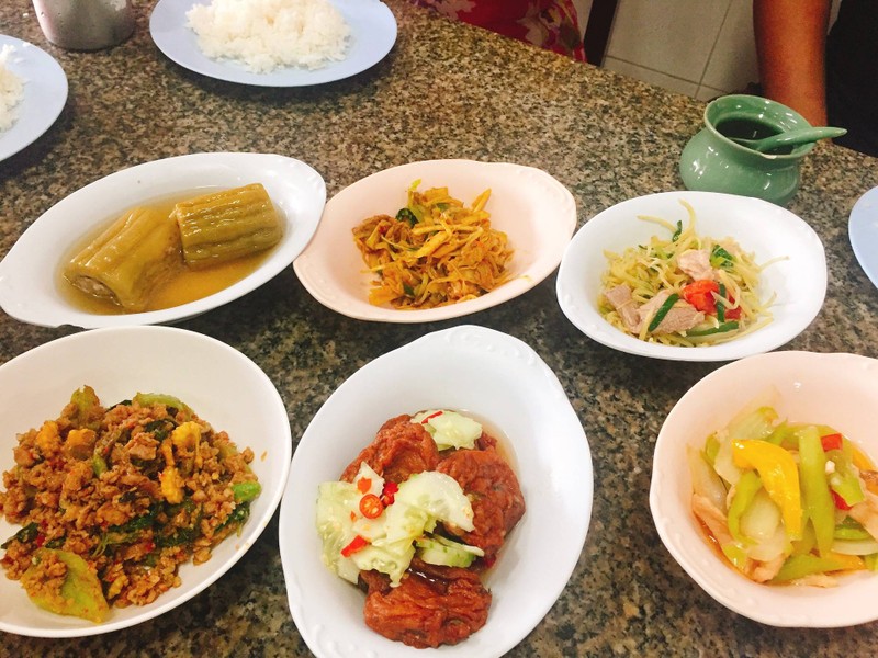 มื้อนี้ ทาน5คน เติมกับด้วย หมดไป255บาทค่