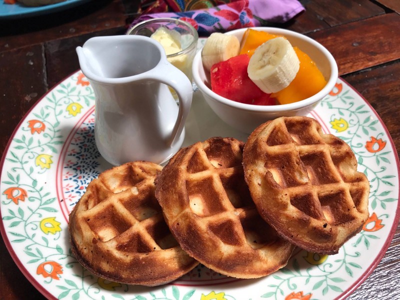 เราว่าเค้าใช้ของดีนะ น้ำผึ้งเข้มข้น เนยก็หอม วาฟเฟิลก็กำลังดี ชอบค่ะ