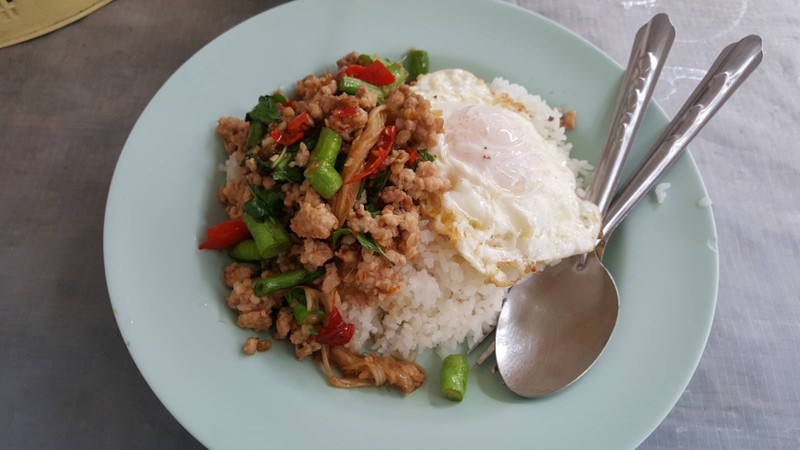 กะเพราที่มีเห็ดเข็มทอง