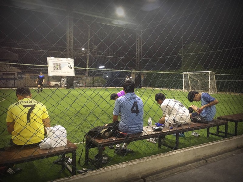 ไม่ได้รอดูจนเริ่มการแข่งขัน 