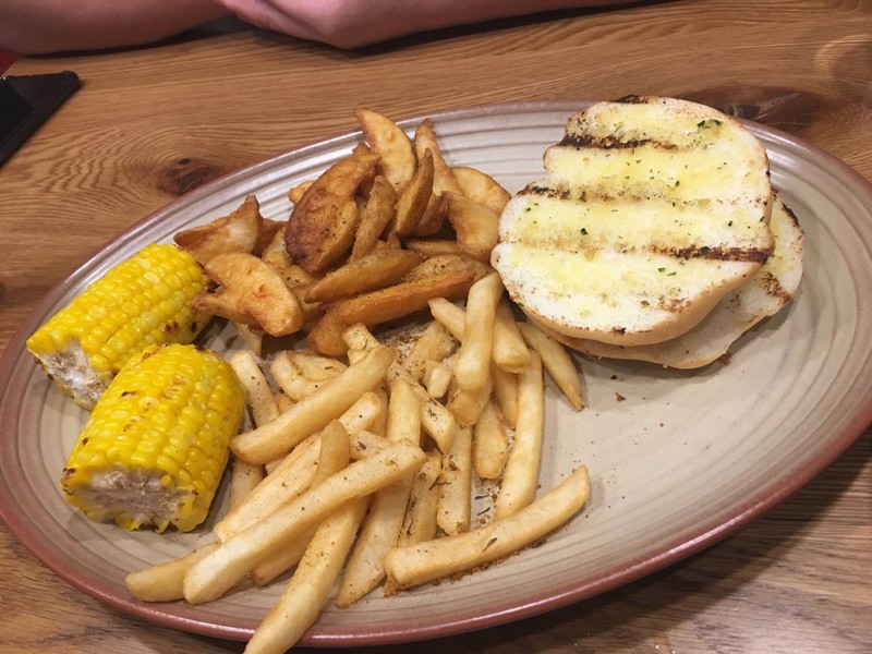 ในเซ็ตนี้จะเลือกเครื่องเคียงได้ 4 อย่างในขนาดปกติ หรือเลือก 2 อย่างแบบจานใหญ่