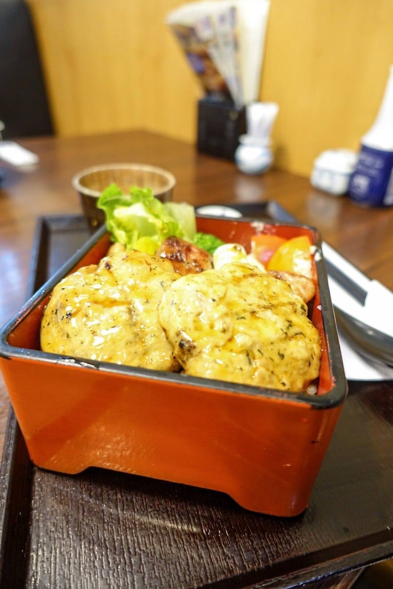 ข้าวหน้าสึคุเนะและไก่ซูมิโทริย่างถ่าน (249THB)