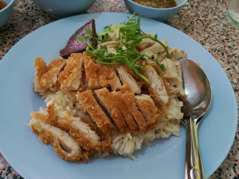 ได้เยอะ ไก่ต้มกับไก่ทอดอร่อยทั้งคู่