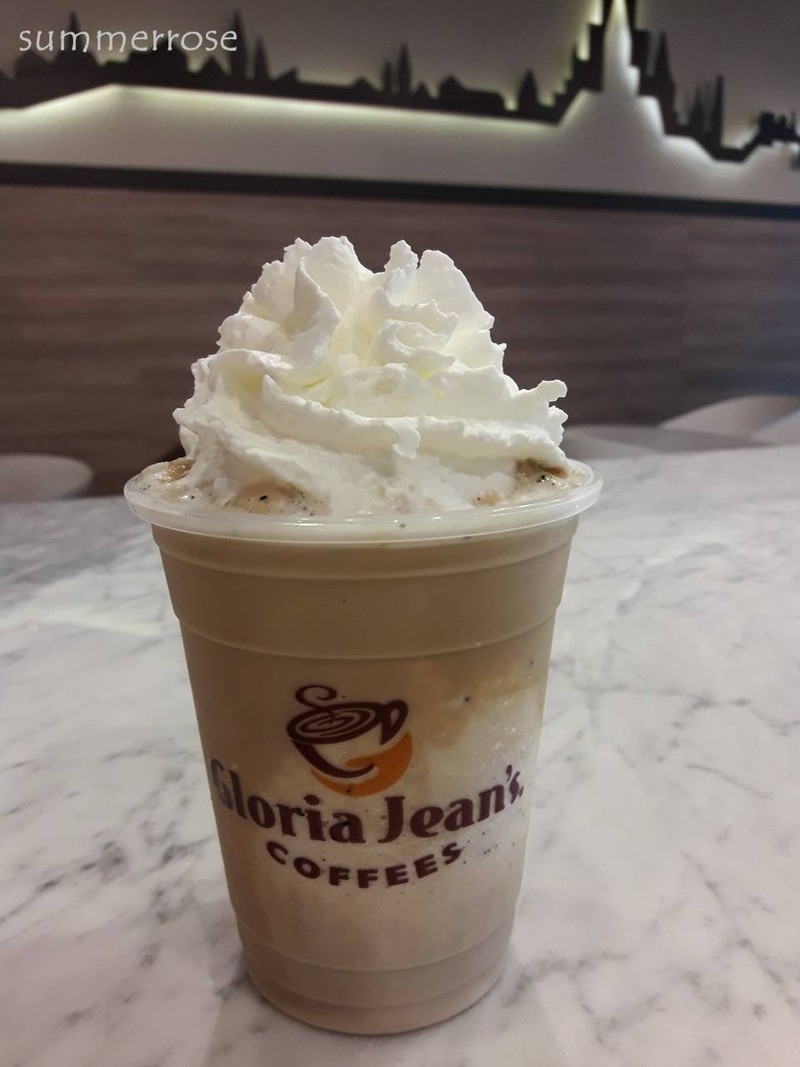 กาแฟปั่นรสวนิลาราดด้วยช็อตเอ็กเพรสโซ่ เครื่องดื่มตัวยอดนิยมของทางร้าน