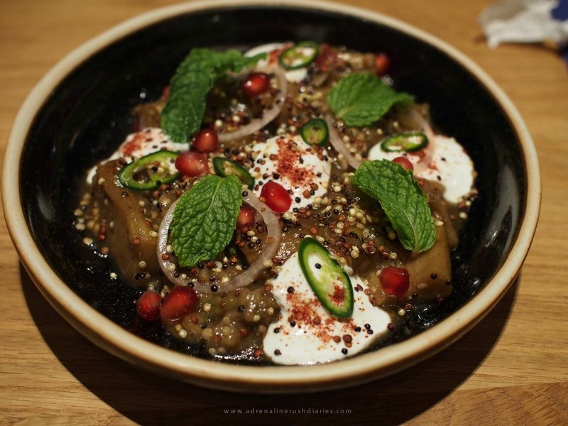 มะเขือม่วงเผา รสรสเปรี้ยวนำ เสิร์ฟเย็น ท้อปด้วยคีนัวหลากสี ใบมินท์และพริกสเปน