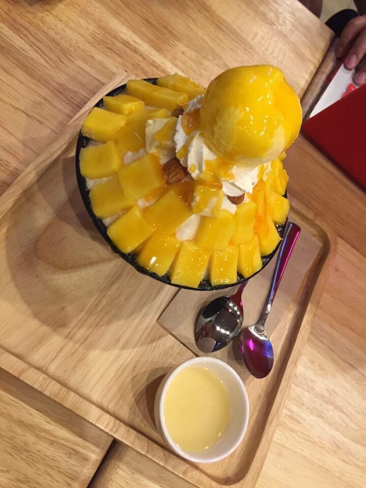 มะม่วงเยอะมากแน่นเต็มถ้วย อร่อย เกล็ดนมก็เบานุ่ม ไอศครีมมะม่วงก็อร่อย