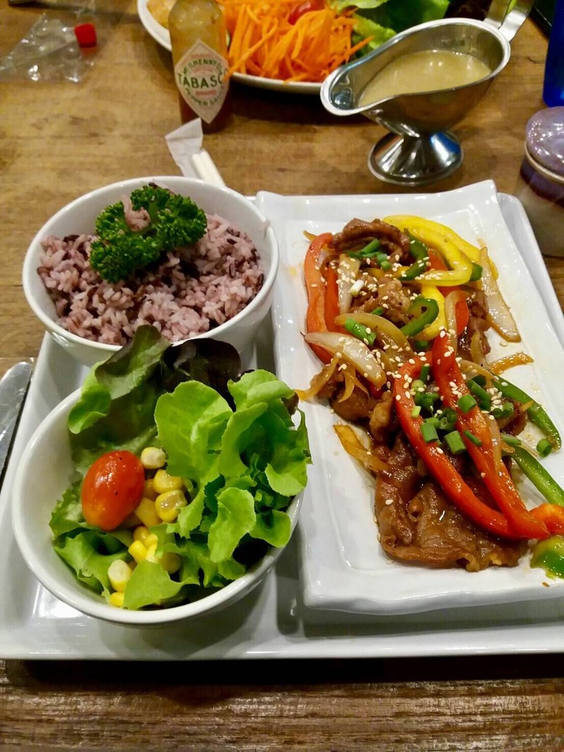 ชุดหมูผัดพริกหยวก+ข้าวกล้อง+สลัด