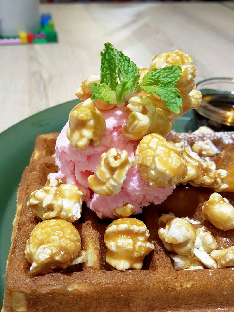 ไอศครีมสตรอเบอรี่กับคาราเมลป๊อบคอร์น