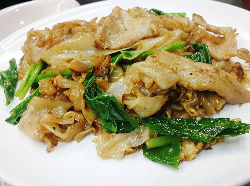 น้อยหน้าที่ไหน ผัดซีอิ๋วก็มีหมูนุ่มๆ อร่อยจนไม่ต้องปรุงค่ะบอกเลยยย อร่อยจานคลีนน