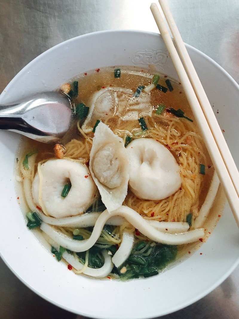 เราไม่รู้ว่าชามละกี่บาทเพราะไม่ได้ดูราคา แต่เราจ่าย 40 รวมค่าน้ำกระเจี๊ยบ 1 แก้ว