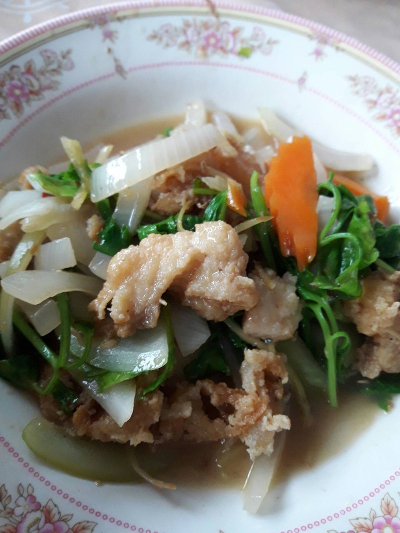 จานนี้  70 บาท จานนี้เนื้อปลาทอดเค็มไปหน่อย