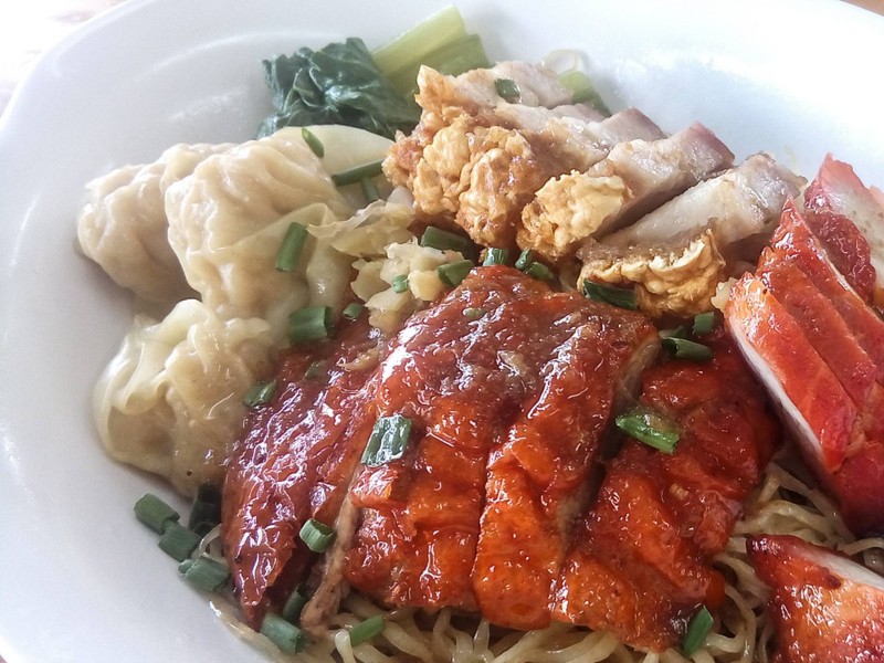 สมชื่อเลยค่ะ ได้กินครบทั้งเป็ดย่างหมูแดงหมูกรอบ พร้อมกับเส้นบะหมี่ที่เหนียวนุ่มแ