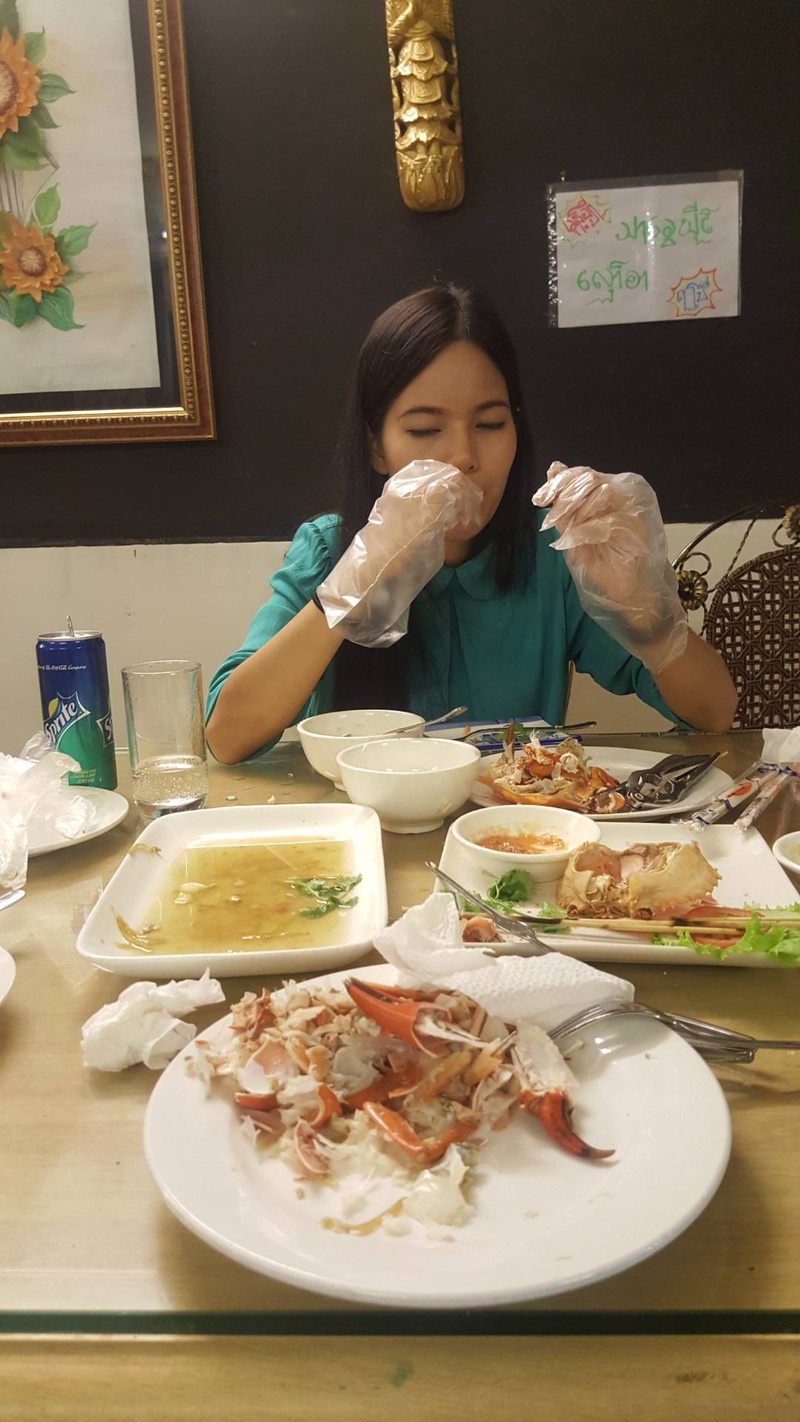 เค้ามีถุงมือพลาสติกไว้ให้กินปูด้วย ดีนะแต่ใช้ไปๆมันขาด มือเหม็นอยู่ดี