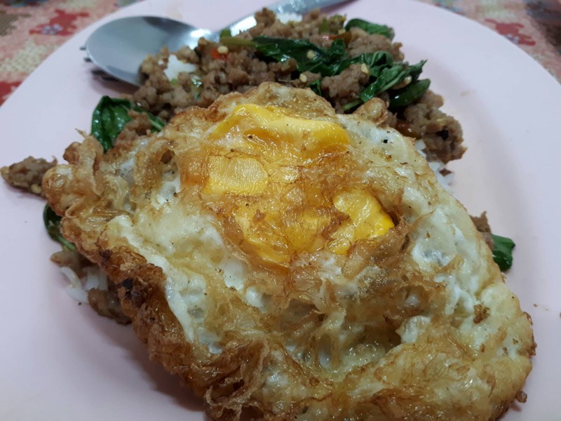 ข้าวกะเพราหมูสับไข่ดาว