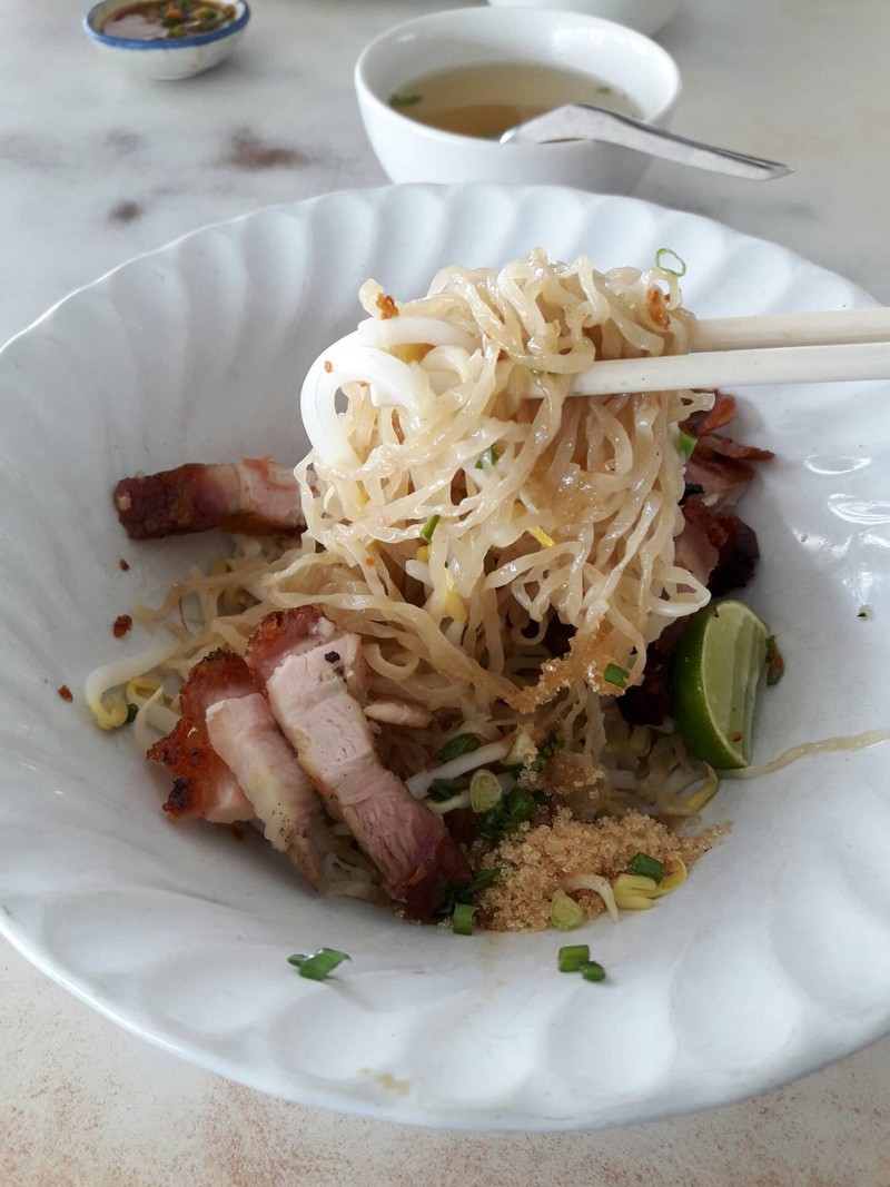 บะหมี่แห้ง หมูกรอบ เส้นเหนียวหนึบ หมูกรึบกรึบ