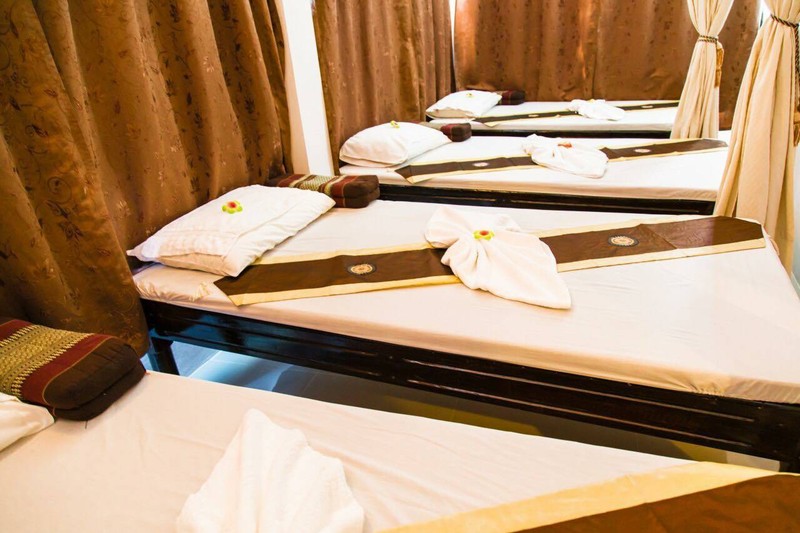 ร้านสวยและสะอาดมาก พนักงานก็ยิ้มแย้มดีค่ะการบริการถือว่าดี ฝีมือการนวดก็ดีค่ะ