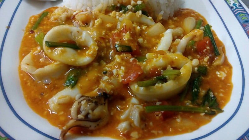 ข้าวราดหมึกผัดไข่เค็ม