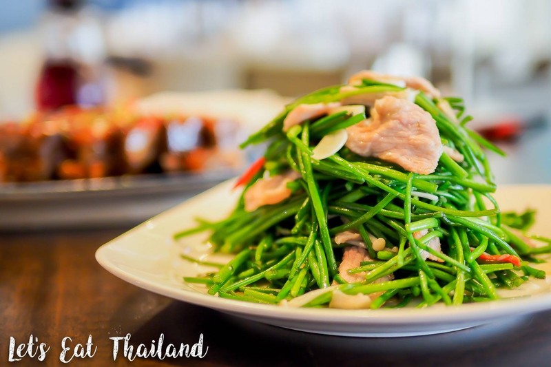 Pork Jowl stir fired with White water snowflake and Golden Mushroom NT$260 