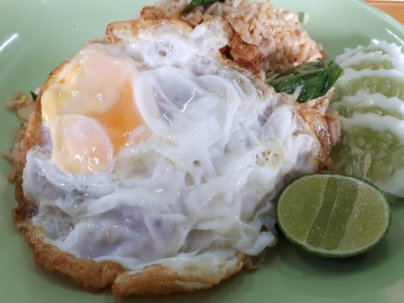 ไข่ดาวบนข้าวผัดโบราณ 