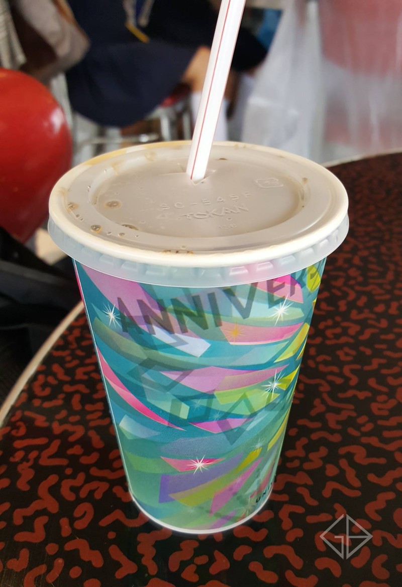 Mel’s 50’s Triple Cheeseburger meal (1590 yen : 390  บาทโดยประมาณ ) : น้ำอัดลม 1