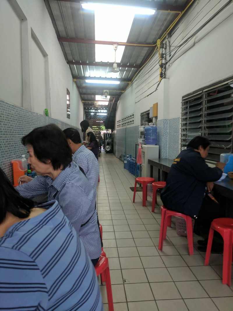 โต๊ะยาววางสองฝั่งติดผนัง