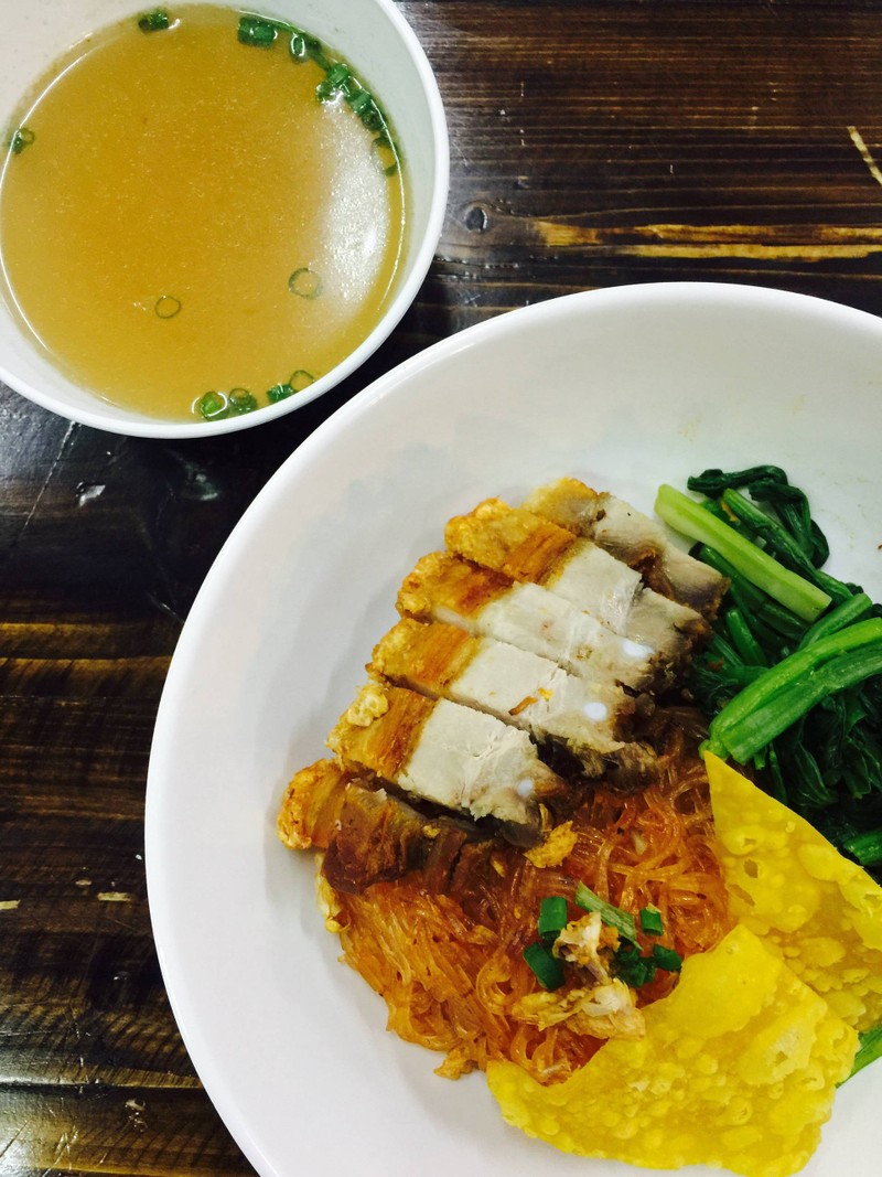 วุ้นเส้นนุ่มๆคลุกเคล้าด้วยน้ำยำสูตรเฉพาะของทางร้าน
เข้ากันดี๊ดีกับหมูกรอบชิ้นโต