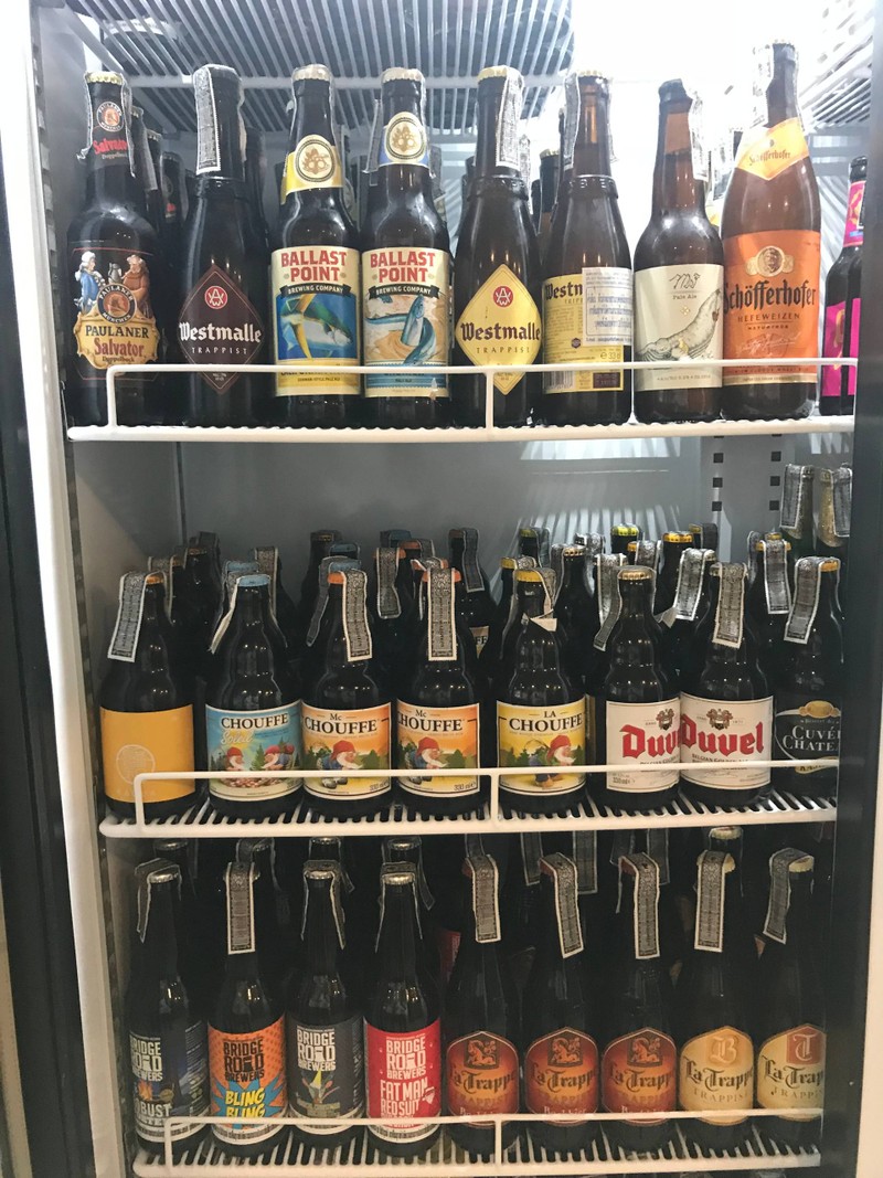 ตู้แช่จัดเบียร์เด็ดๆมาเต็ม จุดขายที่นี่คือเค้าคัดเบียร์ยอดนิยม 90%+ จาก Ratebeer