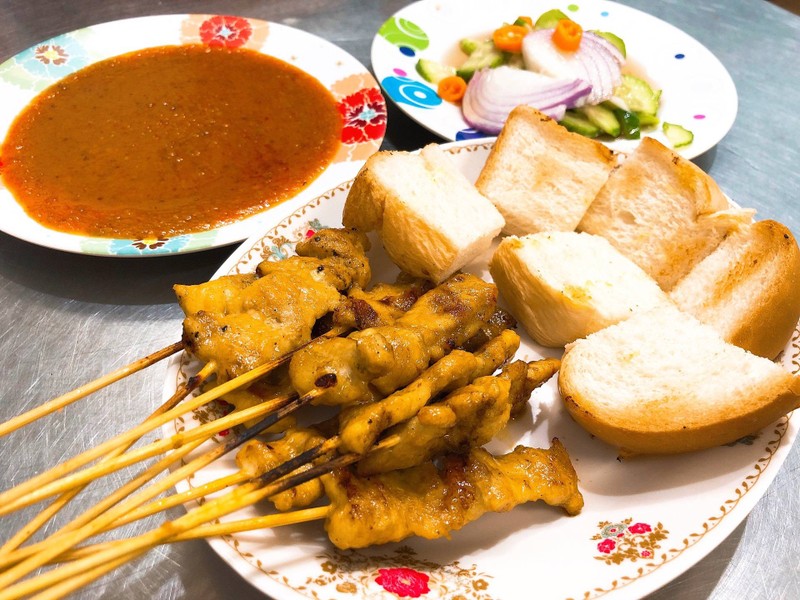 หมูสะเต๊ะ 🐷ไม้5บาท ขนมปัง 🍞10 บาท