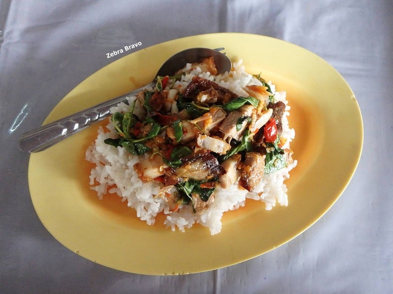 ใส่แค่ใบกะเพราเท่านั้น ไม่มีผักอื่น ดีจัง