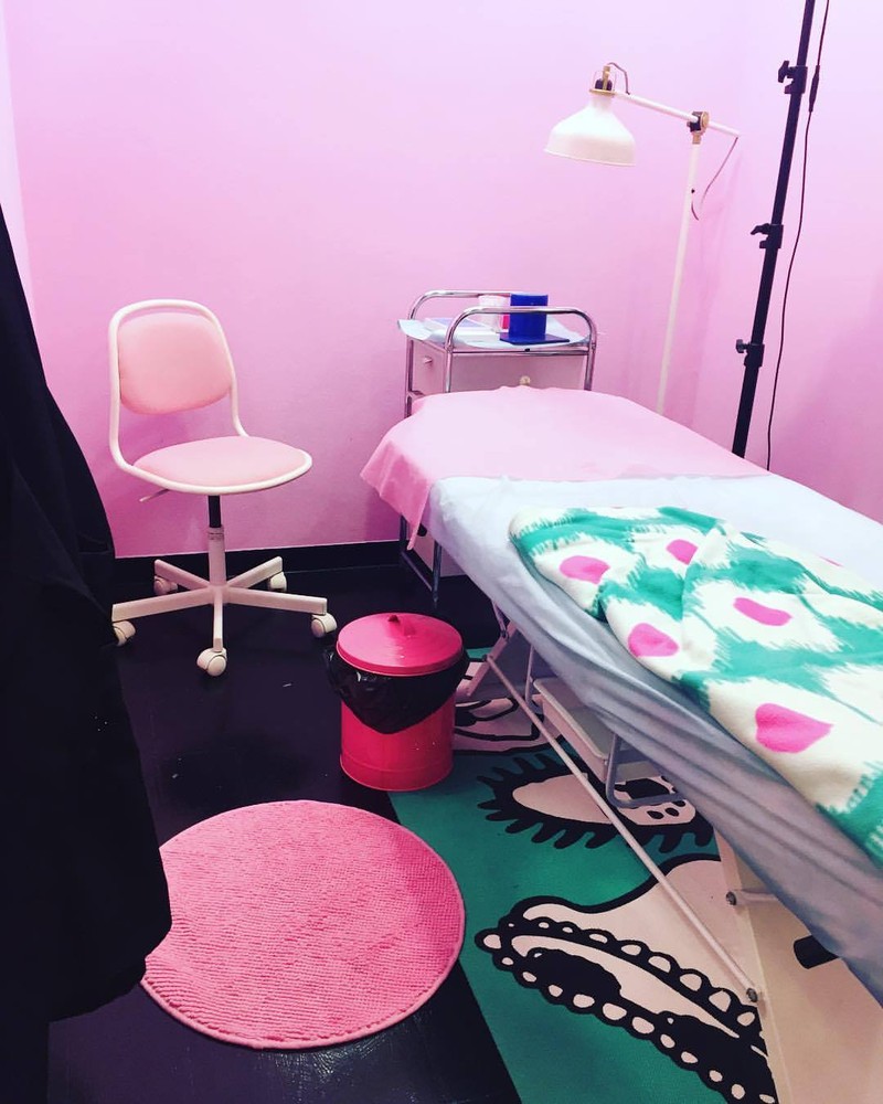 ห้องสัก และ เตียงนอน พร้อมหลับไปเลย