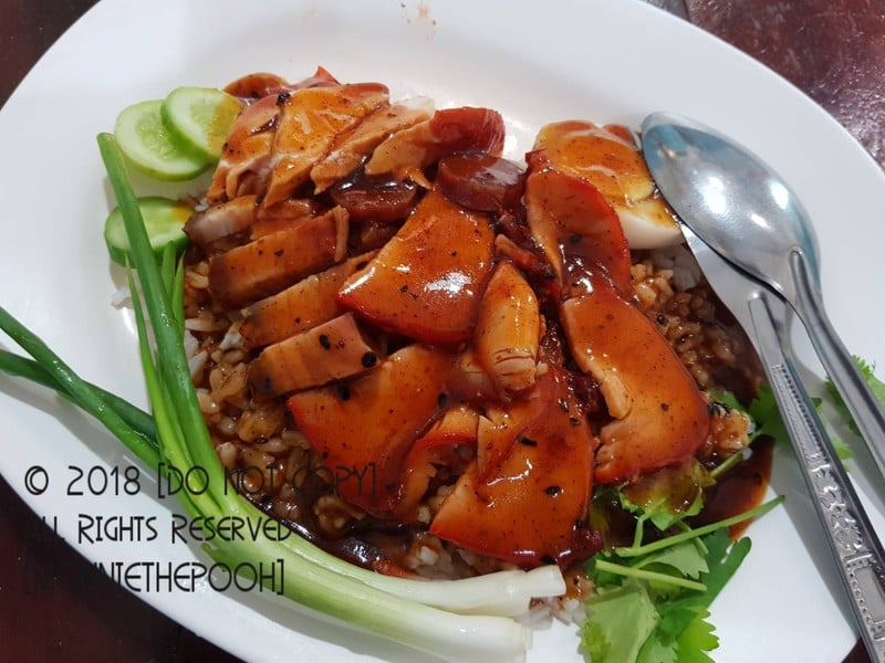 40฿ (หมูแดง หมูกรอบ ไก่อบน้ำผึ้ง กุนเชียง ไข่ต้ม)