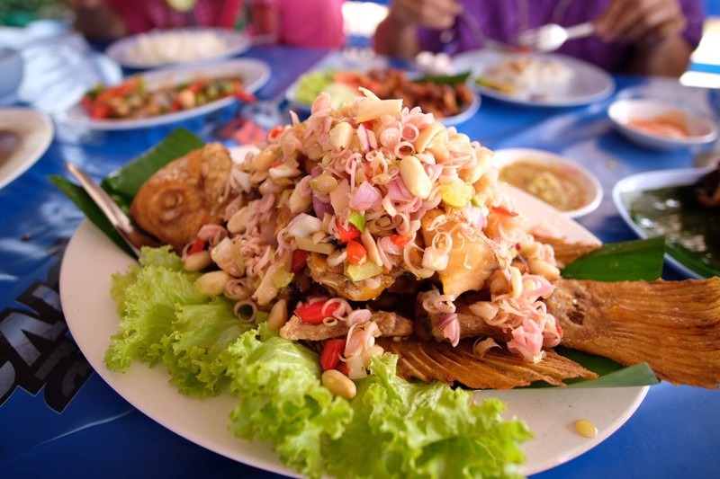 ปลาทอดใหม่สด กรอบอร่อยรสชาติดีสุดๆ