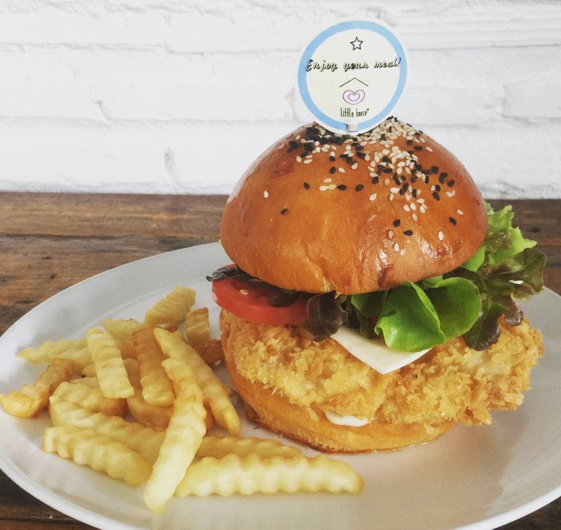 homemade burger อกไก่ทอดชิ้นโตมาก 