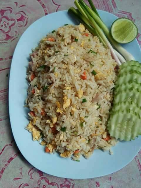 ข้าวผัดแหนม ใช้แหนมที่ทำจากร้านระเบียงรักเอง