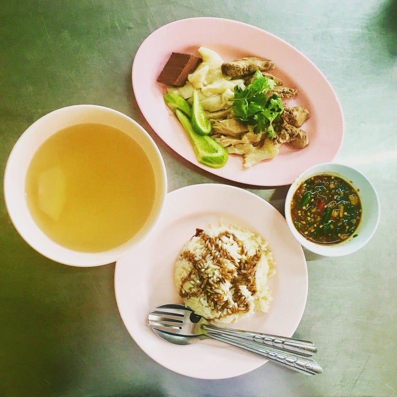 ไก่สับจานเล็ก + ข้าวมันเปล่า 1 ชุด ... จะได้กินไก่แบบเน้นๆ เนื้อสะโพก-ติดหนัง