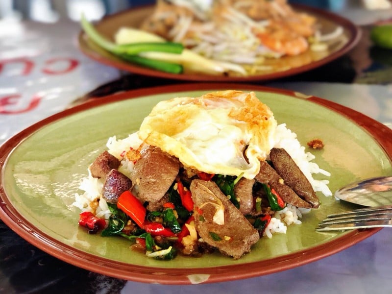 ข้าวกะเพราตับ ไข่ดาว