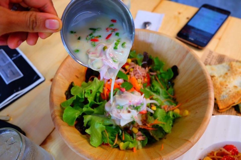 สลัดแซ่บ สลัดผักน้ำยำท๊อปปิ้งด้วยทูน่าปูอัดไข่กุ้ง