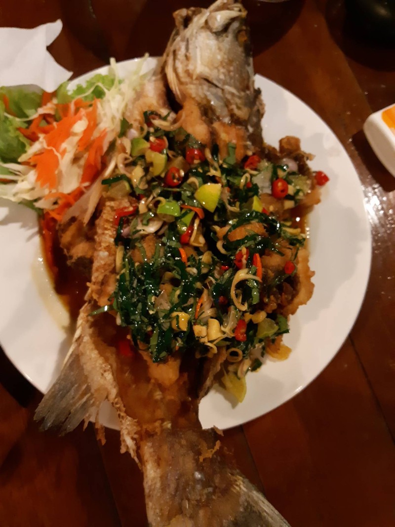 หน้าตาน่าทาน ปลาสด ราดด้วยน้ำเมี่ยง อร่อยค่ะ