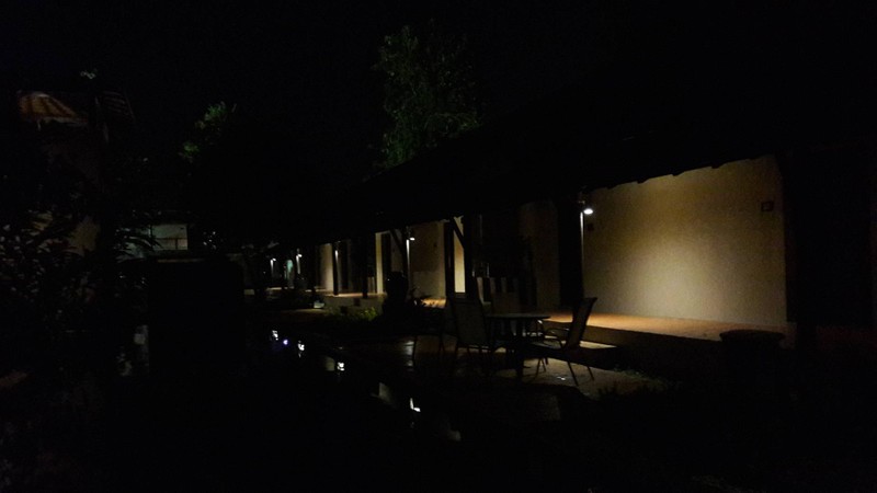 ระเบียงทางเดินห้องพักชั้นล่าง
มืดไปหน่อย น่าจะไฟประดับที่กลางสวนเพิ่ม 