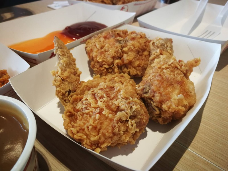 ในชุดจะได้ไก่ชิ้นใหญ่​ 6​ ชิ้น