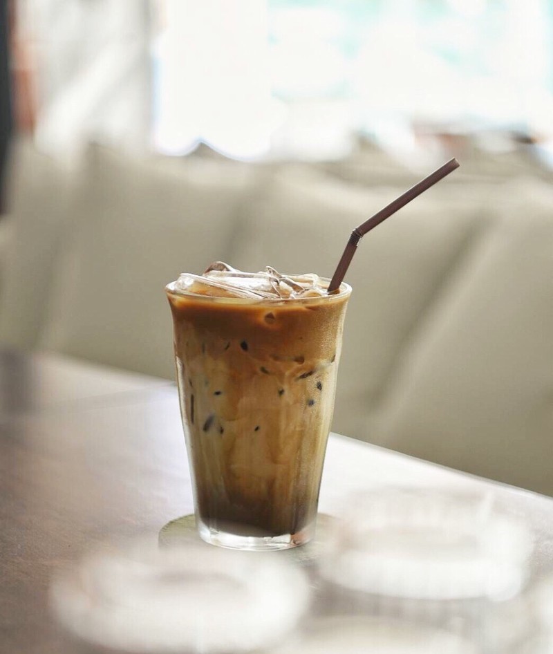 กาแฟร้านนี้อร่อย แต่ที่เราชอบที่สุดคือโฮจิฉะแบบเพิ่มช็อตกาแฟด้วย