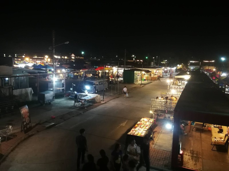 ชั้นบนของร้านมองเห็นวิวตลาดรถไฟ